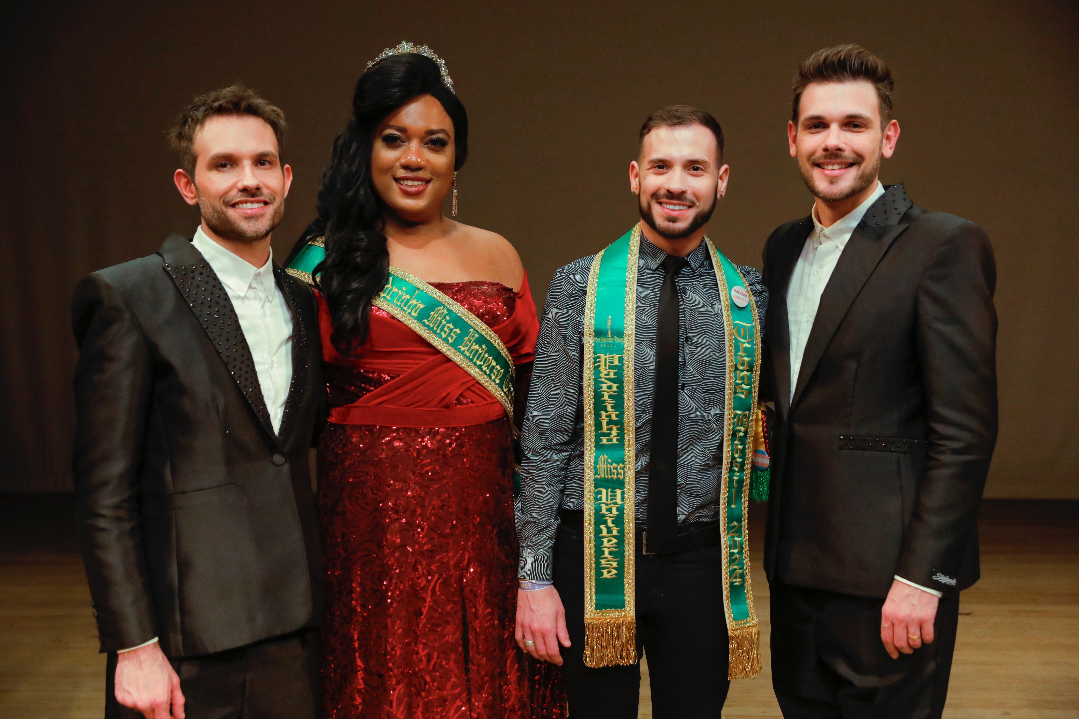 Grupo de participantes do Miss Universe Trans Brasil, incluindo homens e mulheres trans, representando as diversas categorias do concurso.