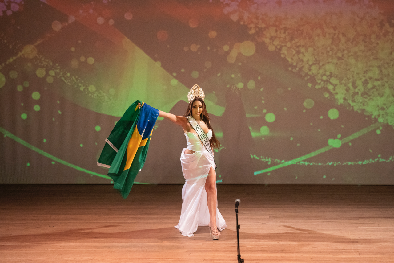 Miss Universe Trans Brasil com a bandeira do Brasil, celebrando a diversidade e o orgulho nacional.